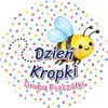Wzór: Przypinka Dzień Kropki Grupa Pszczółka – napis Dzień Kropki i pole grupa