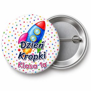 Przypinka Dzień Kropki Klasa Rakieta: przypinka na Dzień Kropki z napisem Dzień Kropki oraz polem klasa (np. Klasa 1a) – przód i aluminiowy tył z agrafką