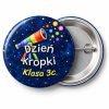 Przypinka Dzień Kropki Klasa Teleskop: przypinka na Dzień Kropki z napisem Dzień Kropki oraz polem klasa (np. Klasa 3c) – przód i aluminiowy tył z agrafką