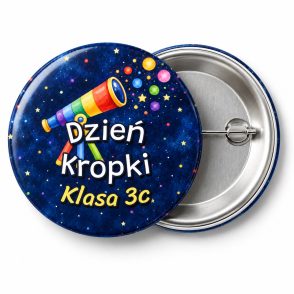 Przypinka Dzień Kropki Klasa Teleskop: przypinka na Dzień Kropki z napisem Dzień Kropki oraz polem klasa (np. Klasa 3c) – przód i aluminiowy tył z agrafką