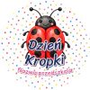 Wzór: Przypinka Dzień Kropki Przedszkole Biedronka – napis Dzień Kropki i pole nazwa przedszkola