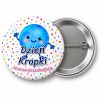 Przypinka Dzień Kropki Przedszkole Kropka z Rączkami: przypinka na Dzień Kropki z napisem Dzień Kropki oraz polem nazwa przedszkola (np. Nazwa przedszkola) – przód i aluminiowy tył z agrafką