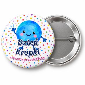 Przypinka Dzień Kropki Przedszkole Kropka z Rączkami: przypinka na Dzień Kropki z napisem Dzień Kropki oraz polem nazwa przedszkola (np. Nazwa przedszkola) – przód i aluminiowy tył z agrafką