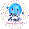 Wzór: Przypinka Dzień Kropki Przedszkole Kropka z Rączkami – napis Dzień Kropki i pole nazwa przedszkola