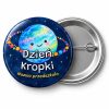 Przypinka Dzień Kropki Przedszkole Planeta: przypinka na Dzień Kropki z napisem Dzień Kropki oraz polem nazwa przedszkola (np. Nazwa przedszkola) – przód i aluminiowy tył z agrafką