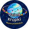 Wzór: Przypinka Dzień Kropki Przedszkole Planeta – napis Dzień Kropki i pole nazwa przedszkola