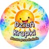 Wzór: Przypinka Dzień Kropki Przedszkole Słoneczko – napis Dzień Kropki i pole nazwa przedszkola