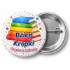 Przypinka Dzień Kropki Szkoła Książki: przypinka na Dzień Kropki z napisem Dzień Kropki oraz polem nazwa szkoły (np. Nazwa szkoły) – przód i aluminiowy tył z agrafką