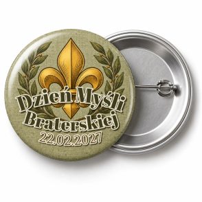 Przypinka Dzień Myśli Braterskiej 2027 Lilijka: przypinka na Dzień Myśli Braterskiej z napisem Dzień Myśli Braterskiej oraz polem data (np. 22.02.2027) – przód i aluminiowy tył z agrafką