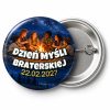 Przypinka Dzień Myśli Braterskiej 2027 Ognisko Nocą: przypinka na Dzień Myśli Braterskiej z napisem Dzień Myśli Braterskiej oraz polem data (np. 22.02.2027) – przód i aluminiowy tył z agrafką