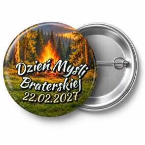 Przypinka Dzień Myśli Braterskiej 2027 Ognisko w Lesie: przypinka na Dzień Myśli Braterskiej z napisem Dzień Myśli Braterskiej oraz polem data (np. 22.02.2027) – przód i aluminiowy tył z agrafką