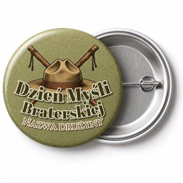 Przypinka Dzień Myśli Braterskiej Drużyna Kapelusz: przypinka na Dzień Myśli Braterskiej z napisem Dzień Myśli Braterskiej oraz polem nazwa drużyny (np. Nazwa drużyny) – przód i aluminiowy tył z agrafką