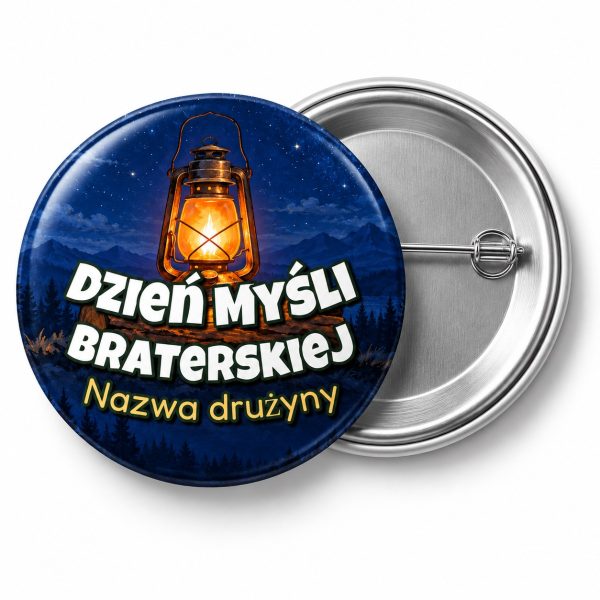 Przypinka Dzień Myśli Braterskiej Drużyna Latarnia: przypinka na Dzień Myśli Braterskiej z napisem Dzień Myśli Braterskiej oraz polem nazwa drużyny (np. Nazwa drużyny) – przód i aluminiowy tył z agrafką