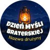 Wzór: Przypinka Dzień Myśli Braterskiej Drużyna Latarnia – napis Dzień Myśli Braterskiej i pole nazwa drużyny