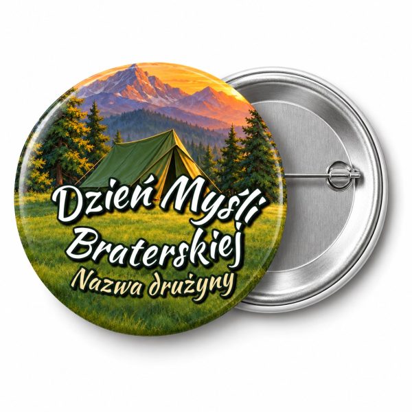 Przypinka Dzień Myśli Braterskiej Drużyna Namiot: przypinka na Dzień Myśli Braterskiej z napisem Dzień Myśli Braterskiej oraz polem nazwa drużyny (np. Nazwa drużyny) – przód i aluminiowy tył z agrafką