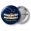 Przypinka Dzień Myśli Braterskiej Hufiec Gwiazdy: przypinka na Dzień Myśli Braterskiej z napisem Dzień Myśli Braterskiej oraz polem nazwa hufca (np. Nazwa hufca) – przód i aluminiowy tył z agrafką