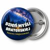 Przypinka Dzień Myśli Braterskiej Miejscowość Droga Mleczna: przypinka na Dzień Myśli Braterskiej z napisem Dzień Myśli Braterskiej oraz polem miejscowość (np. Nazwa miejscowości) – przód i aluminiowy tył z agrafką
