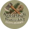 Wzór: Przypinka Dzień Myśli Braterskiej Szczep Siekierka – napis Dzień Myśli Braterskiej i pole nazwa szczepu