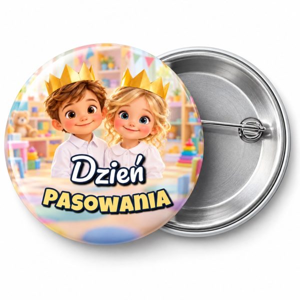 Przypinka Dzień Pasowania Dzieci w Koronach: przypinka na pasowanie na przedszkolaka z napisem Dzień pasowania – przód i aluminiowy tył z agrafką