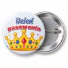 Przypinka Dzień Pasowania Kredkowa Korona: przypinka na pasowanie pierwszoklasisty z napisem Dzień pasowania – przód i aluminiowy tył z agrafką