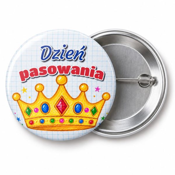 Przypinka Dzień Pasowania Kredkowa Korona: przypinka na pasowanie pierwszoklasisty z napisem Dzień pasowania – przód i aluminiowy tył z agrafką