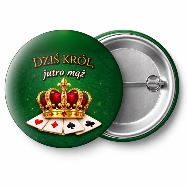 Przypinka Dziś Król Jutro Mąż Korona na Kartach: przypinka na wieczór kawalerski z napisem Dziś król, jutro mąż – przód i aluminiowy tył z agrafką
