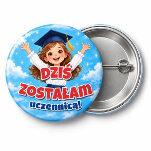 Przypinka Dziś Zostałam Uczennicą Dziewczynka w Birecie: przypinka na pasowanie pierwszoklasisty z napisem Dziś zostałam uczennicą! – przód i aluminiowy tył z agrafką