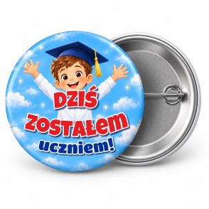 Przypinka Dziś Zostałem Uczniem Chłopiec w Birecie: przypinka na pasowanie pierwszoklasisty z napisem Dziś zostałem uczniem! – przód i aluminiowy tył z agrafką