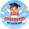 Wzór: Przypinka Dziś Zostałem Uczniem Chłopiec w Birecie – grafika z napisem Dziś zostałem uczniem!