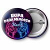 Przypinka Ekipa Pana Młodego z Imieniem Dwie Tancerki: przypinka na wieczór kawalerski z napisem Ekipa Pana Młodego oraz polem imię pana młodego (np. Kamil) – przód i aluminiowy tył z agrafką