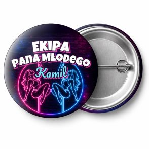 Przypinka Ekipa Pana Młodego z Imieniem Dwie Tancerki: przypinka na wieczór kawalerski z napisem Ekipa Pana Młodego oraz polem imię pana młodego (np. Kamil) – przód i aluminiowy tył z agrafką