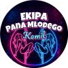 Wzór: Przypinka Ekipa Pana Młodego z Imieniem Dwie Tancerki – napis Ekipa Pana Młodego i pole imię pana młodego