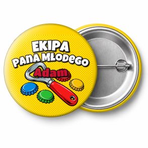 Przypinka Ekipa Pana Młodego z Imieniem Kapsle i Otwieracz: przypinka na wieczór kawalerski z napisem Ekipa Pana Młodego oraz polem imię pana młodego (np. Adam) – przód i aluminiowy tył z agrafką