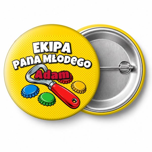 Przypinka Ekipa Pana Młodego z Imieniem Kapsle i Otwieracz: przypinka na wieczór kawalerski z napisem Ekipa Pana Młodego oraz polem imię pana młodego (np. Adam) – przód i aluminiowy tył z agrafką