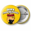 Przypinka Ekipa Pana Młodego z Imieniem Komiksowa Blondynka: przypinka na wieczór kawalerski z napisem Ekipa Pana Młodego oraz polem imię pana młodego (np. Kamil) – przód i aluminiowy tył z agrafką