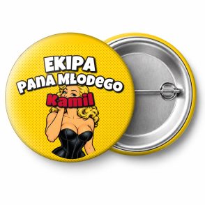 Przypinka Ekipa Pana Młodego z Imieniem Komiksowa Blondynka: przypinka na wieczór kawalerski z napisem Ekipa Pana Młodego oraz polem imię pana młodego (np. Kamil) – przód i aluminiowy tył z agrafką