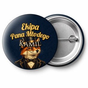 Przypinka Ekipa Pana Młodego z Imieniem Lis w Cylindrze: przypinka na wieczór kawalerski z napisem Ekipa Pana Młodego oraz polem imię pana młodego (np. Kamil) – przód i aluminiowy tył z agrafką
