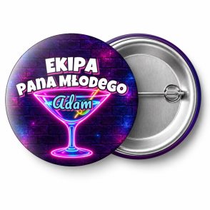 Przypinka Ekipa Pana Młodego z Imieniem Neonowe Martini: przypinka na wieczór kawalerski z napisem Ekipa Pana Młodego oraz polem imię pana młodego (np. Adam) – przód i aluminiowy tył z agrafką