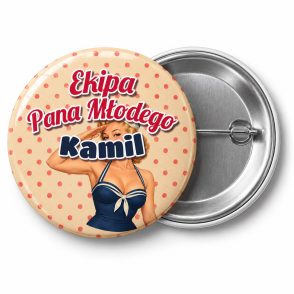 Przypinka Ekipa Pana Młodego z Imieniem Pin-up Marynarka: przypinka na wieczór kawalerski z napisem Ekipa Pana Młodego oraz polem imię pana młodego (np. Kamil) – przód i aluminiowy tył z agrafką