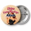 Przypinka Ekipa Pana Młodego z Imieniem Pin-up z Kartami: przypinka na wieczór kawalerski z napisem Ekipa Pana Młodego oraz polem imię pana młodego (np. Adam) – przód i aluminiowy tył z agrafką