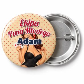 Przypinka Ekipa Pana Młodego z Imieniem Pin-up z Kartami: przypinka na wieczór kawalerski z napisem Ekipa Pana Młodego oraz polem imię pana młodego (np. Adam) – przód i aluminiowy tył z agrafką