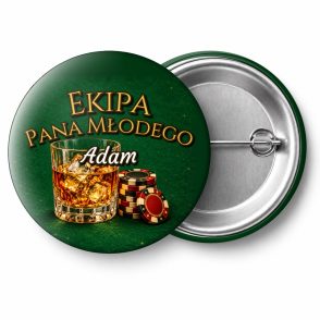 Przypinka Ekipa Pana Młodego z Imieniem Whisky i Żetony: przypinka na wieczór kawalerski z napisem Ekipa Pana Młodego oraz polem imię pana młodego (np. Adam) – przód i aluminiowy tył z agrafką