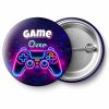 Przypinka Game Over Neonowy Pad: przypinka na wieczór kawalerski z napisem Game Over – przód i aluminiowy tył z agrafką