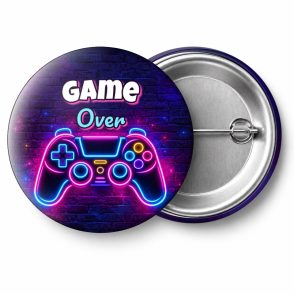 Przypinka Game Over Neonowy Pad: przypinka na wieczór kawalerski z napisem Game Over – przód i aluminiowy tył z agrafką