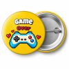 Przypinka Game Over Pikselowy Pad: przypinka na wieczór kawalerski z napisem Game Over – przód i aluminiowy tył z agrafką