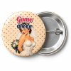 Przypinka Game Over Pin-up Panna Młoda: przypinka na wieczór kawalerski z napisem Game Over – przód i aluminiowy tył z agrafką