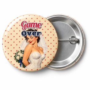 Przypinka Game Over Pin-up Panna Młoda: przypinka na wieczór kawalerski z napisem Game Over – przód i aluminiowy tył z agrafką