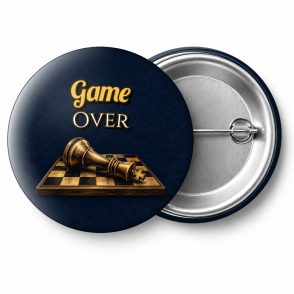 Przypinka Game Over Przewrócony Król Szachowy: przypinka na wieczór kawalerski z napisem Game Over – przód i aluminiowy tył z agrafką
