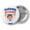 Przypinka Gotowy do Nauki Chłopiec z Książką: przypinka na pasowanie pierwszoklasisty z napisem Gotowy do nauki! – przód i aluminiowy tył z agrafką