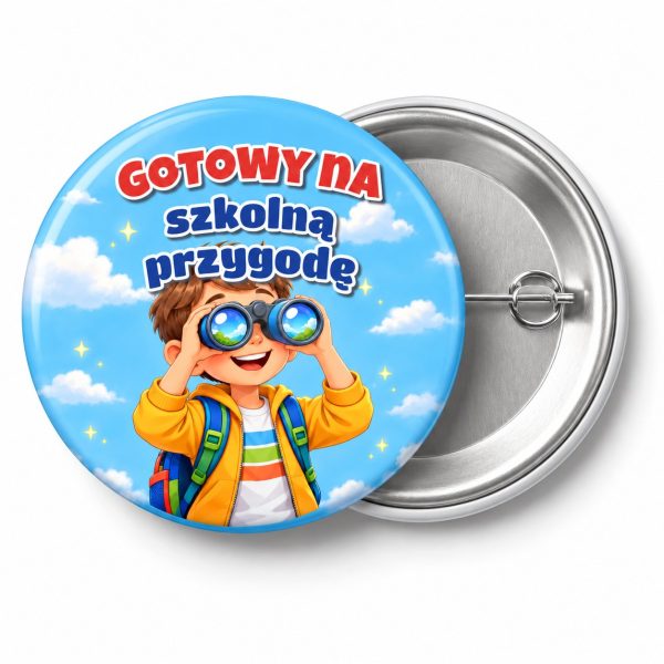 Przypinka Gotowy na Szkolną Przygodę Chłopiec z Lornetką: przypinka na pasowanie pierwszoklasisty z napisem Gotowy na szkolną przygodę – przód i aluminiowy tył z agrafką